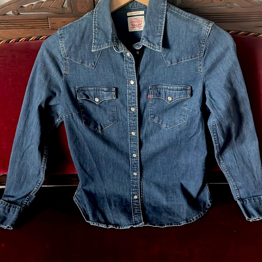 LEVI Strauss Tailored Denim shirt with pearl clasps— only worn once! Size XS